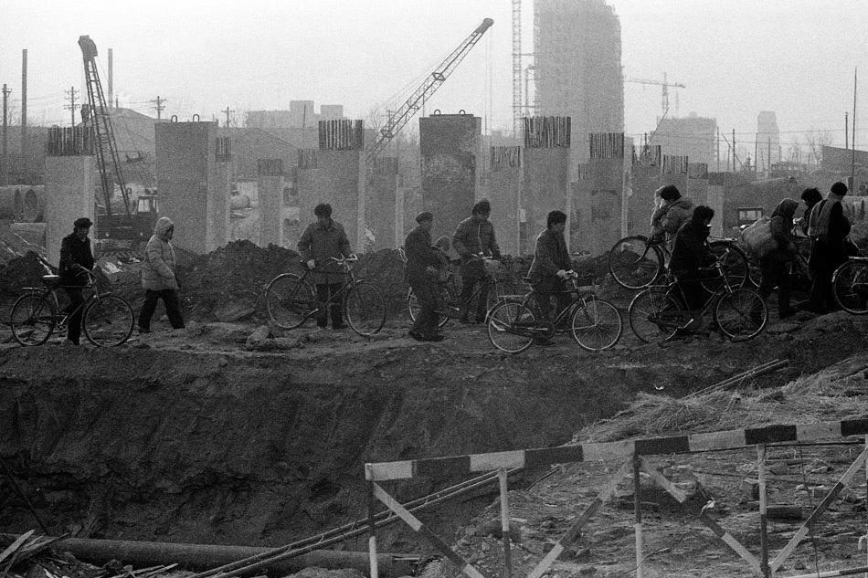 After going through various historical periods, especially after the construction of the Beijing subway, there are very few city gates and walls left in Beijing The picture shows the Dongzhimen overpass under construction in 1987. Photography: Guo Jianshe