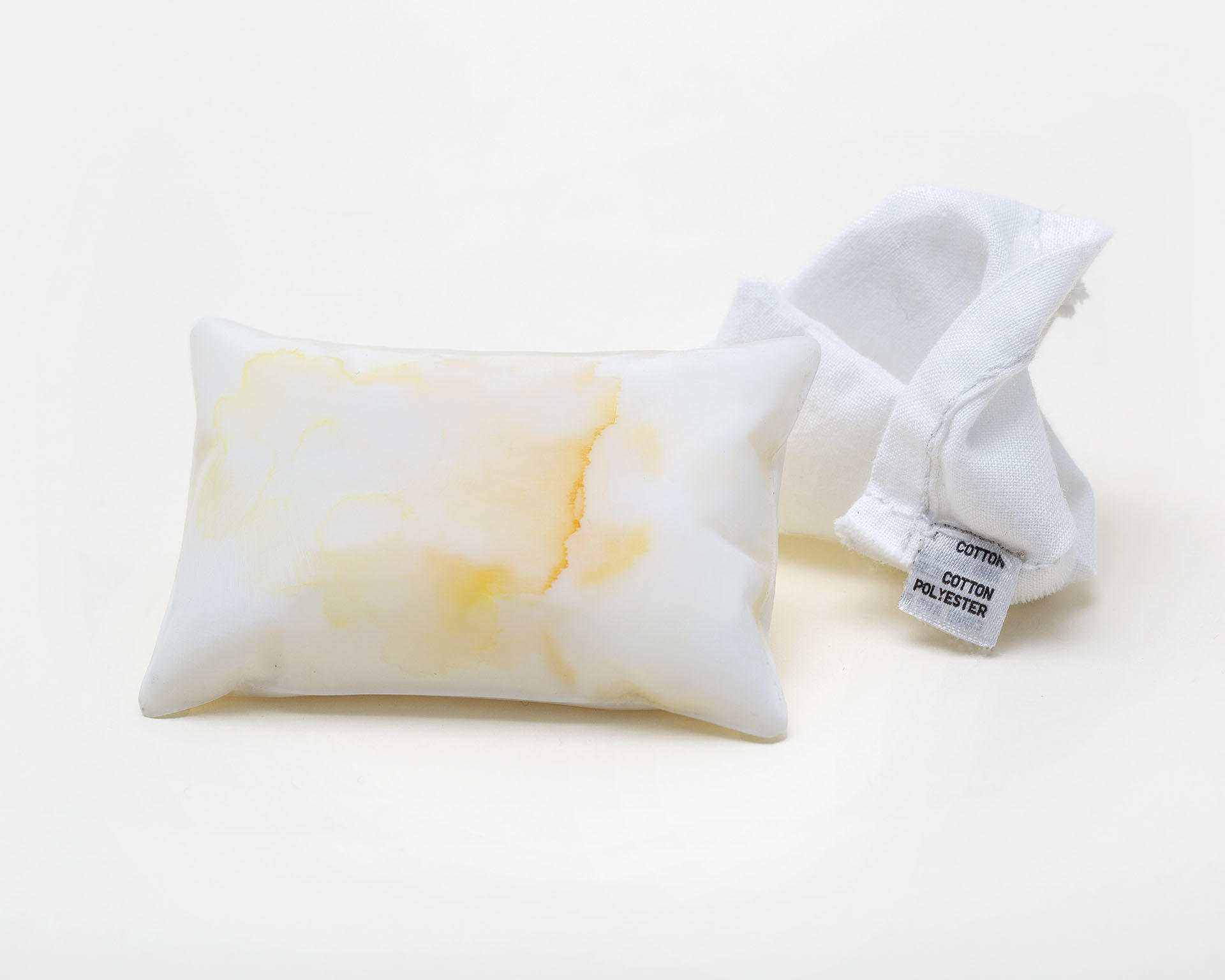 베개 [begae] (Pillow) is a brooch