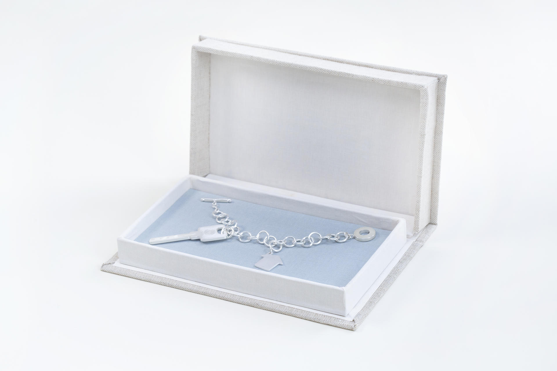 邮编435000 (Please return to 435000) is a bracelet encased in a handmade clamshell box
