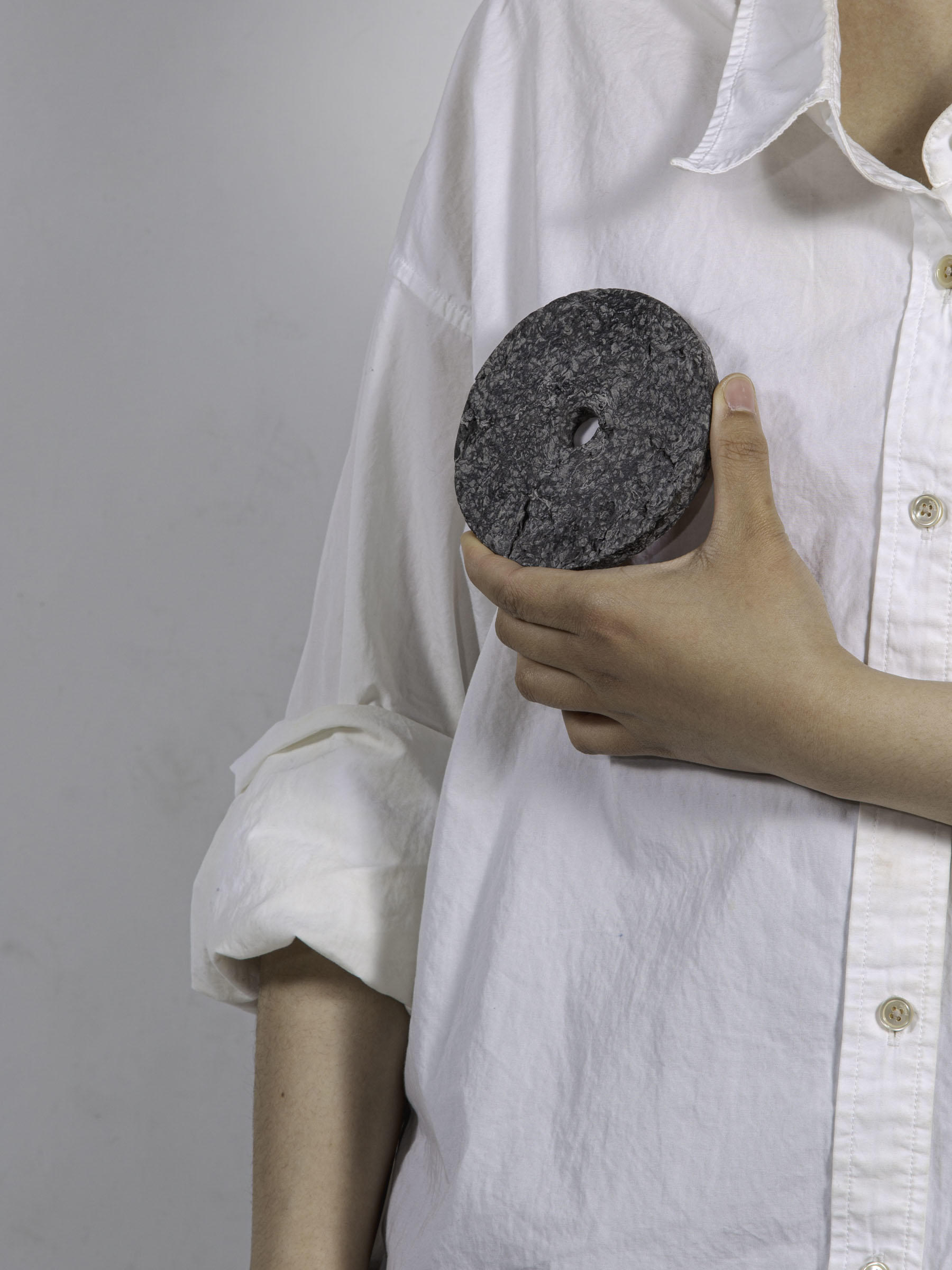 Title: Suspending (compressed paper brooch in the shape of bi); Size: 10.5*10.5*1.5 cm; Material: Xuan paper, newspaper. flour, stainless steel