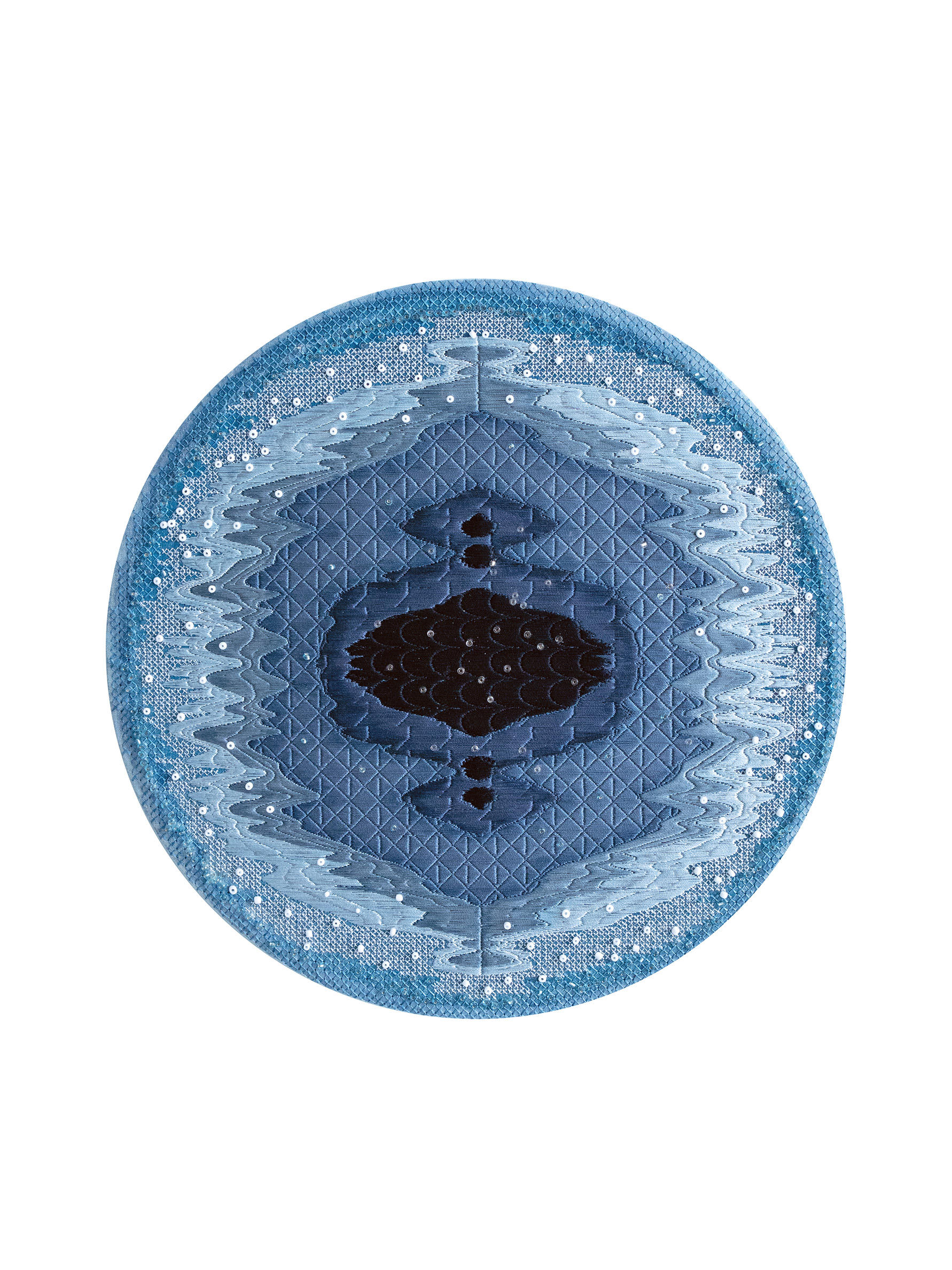 On a round cotton cloth dyed blue, I used embroidery and beadwork to make a blue pattern that looks a little like a reflection in a cup and a little like a cross-sectional shape of the earth.
