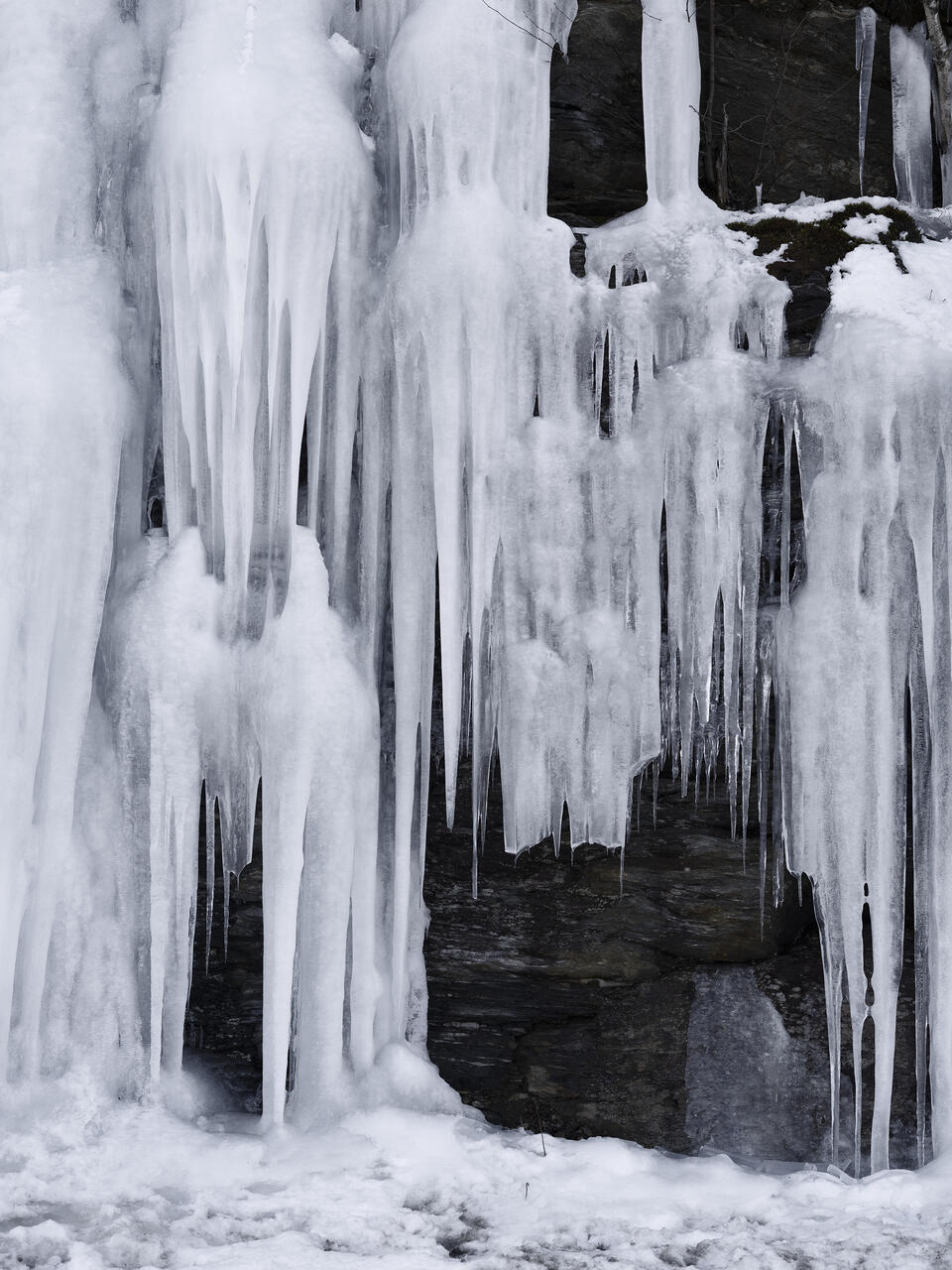 Icicles under the cliff.