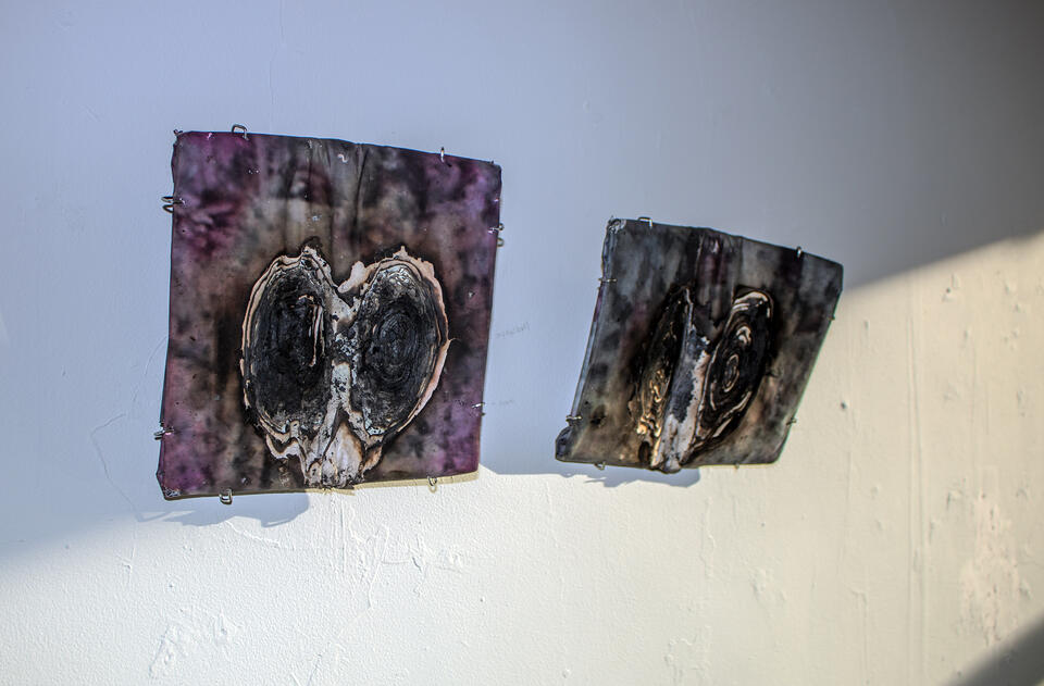 In glassblowing, pad paper shapes molten glass, imprinting bodily patterns. Burning signifies vitality and purification, revealing unseen layers. 'Carbonized Memories' explores memory's fragmentation, with paper as medium and witness