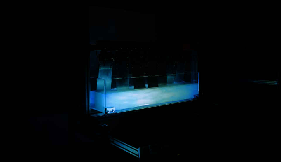 The liquid emitting blue light moves in the tank with the swinging of the metal panels, based on an aluminum structure.